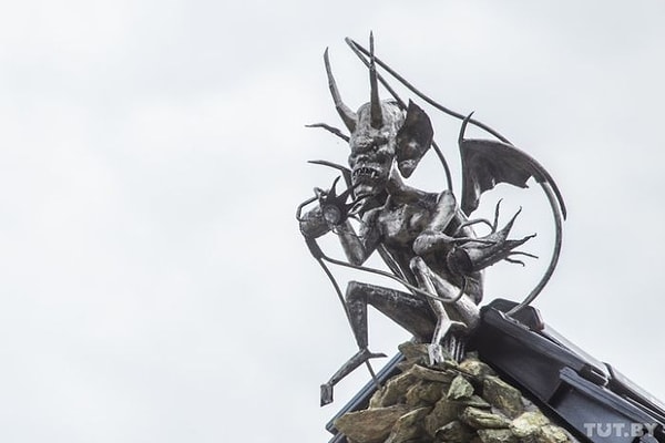 5. Кстати, демоны еще и светятся в темноте.