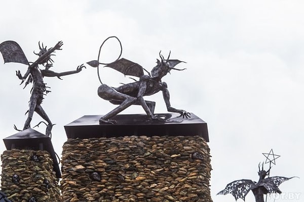 6. Кое-кто из соседей говорит, что хозяин вполне нормальный человек, просто у него богатая фантазия.