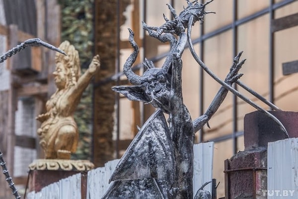 9. Однако, когда нагрянули официальные представители, хозяина не оказалось дома.