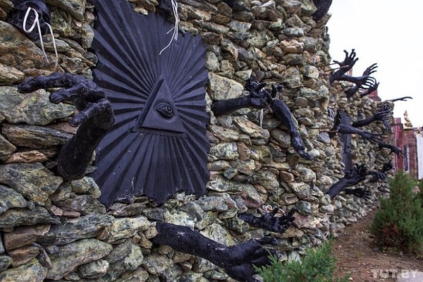 10. На доме также есть знак всевидящего ока, который является известным символом иллюминатов и массонов.