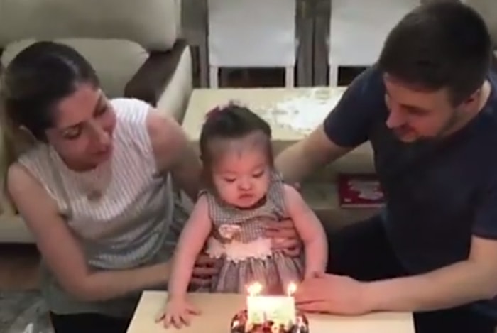 Pasta Mumu Üfleyen Down Sendromlu Ufaklığın İçinizi Isıtacak Sevinç Görüntüleri