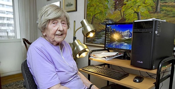 2. Самый пожилой блоггер в мире - женщина