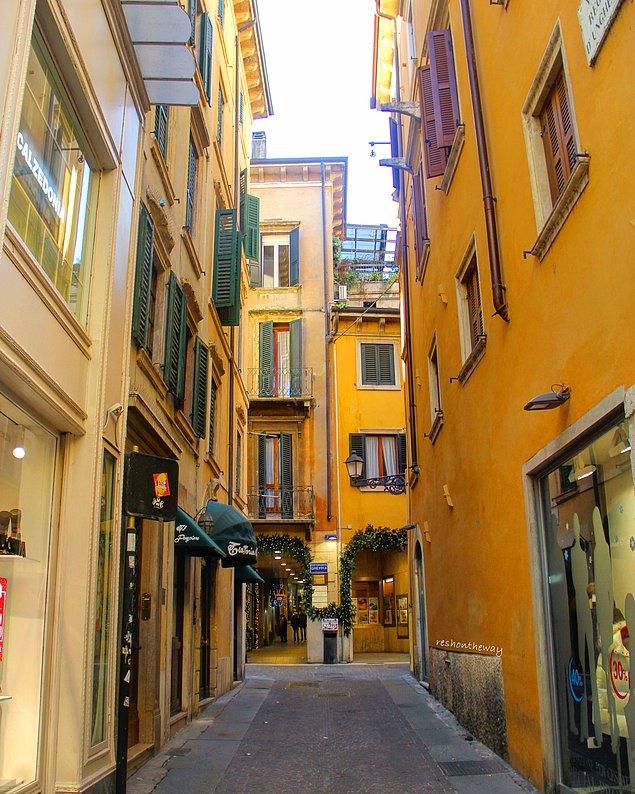 Verona'nın En Ünlü Caddesi olan Mazzini Caddesine Açılan Rengarenk Sokaklar