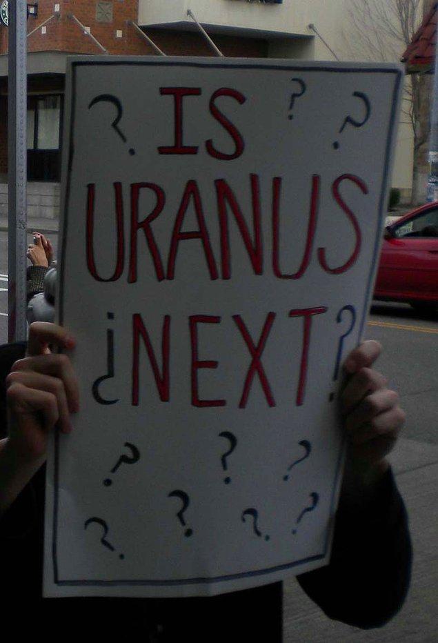 İşlerin çığrından çıkmasından endişelenen koca yürekler "Sıradaki Uranüs mü?" endişelerini pankartlara taşıdı.