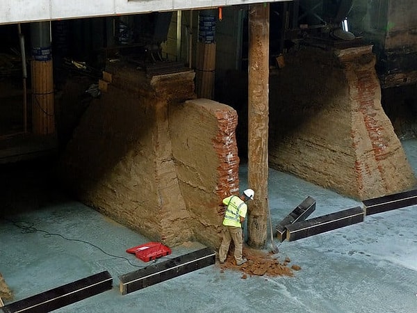 5. Большая часть Амстердама построена на деревянных столбах высотой 12 метров