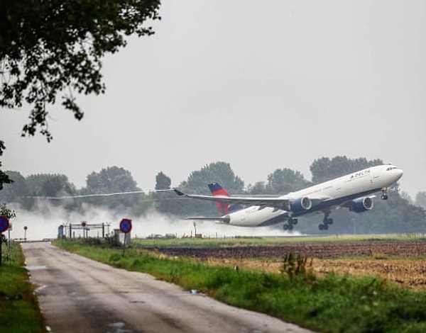 14. Аэропорт Схипхол - главный международный аэропорт Нидерландов - фактически расположен на глубине более четырех метров ниже уровня моря