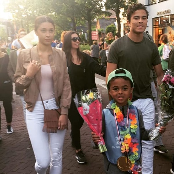 18. Каждое лето тысячи голландских детей и их родители участвуют в четырехдневном вечернем марше, называемом Avondvierdaagse