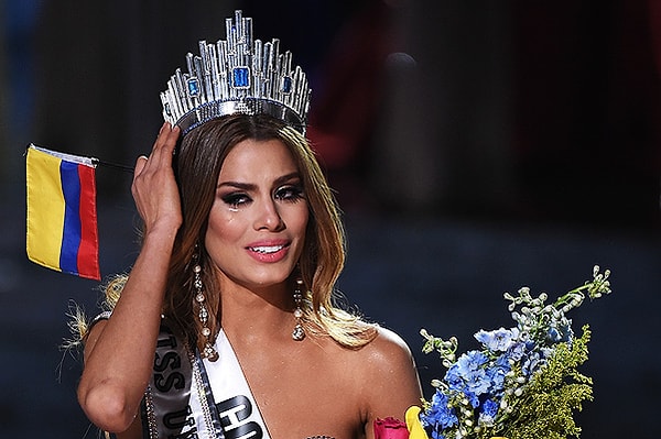 9. А что насчет всех этих корон и диадем, которые вручают финалисткам и победительницам конкурсов красоты? Чаще всего их заказывают онлайн с доставкой, и большинство из таких украшений стоят не дороже 5 долларов, если брать оптом. Но на мероприятиях более серьезного уровня диадема королевы красоты может стоить сотни и тысячи долларов.