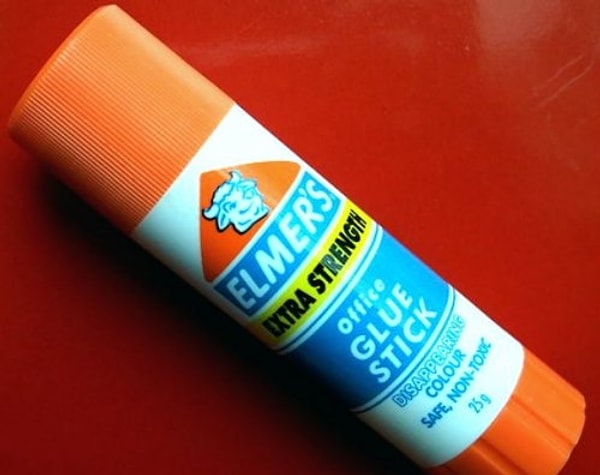 7. "Клей для попы" - он помогает трусикам бикини сидеть ровно на своем месте и никуда не сползать и не дает лифчикам сбежать с груди, обнажив самые деликатные подробности.