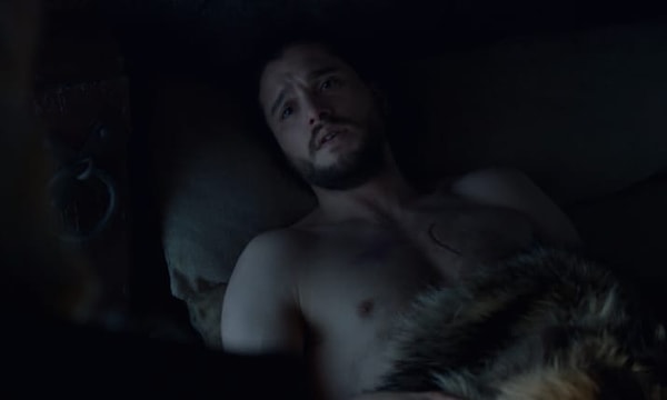 14. Укрытый меховыми шкурами замерзший Джон!  ❤️