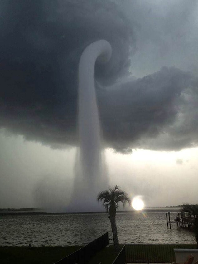 12. Bütün ihtişamıyla Florida üzerinde gezinen bir hortum.