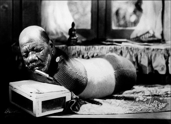 2. А это Принц Рандиан - популярный в начале 1900-х американский актер и участник цирковых представлений, известный под псевдонимами "Человек-гусеница" и "Человек-змея".