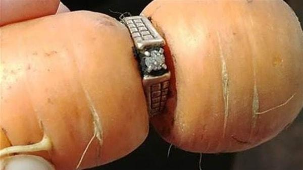 Mary yüzüğü kaybettikten sonra gidip yenisini aldı ve orijinal yüzüğün kaybolduğunu Norman'a söylememe kararı aldı.