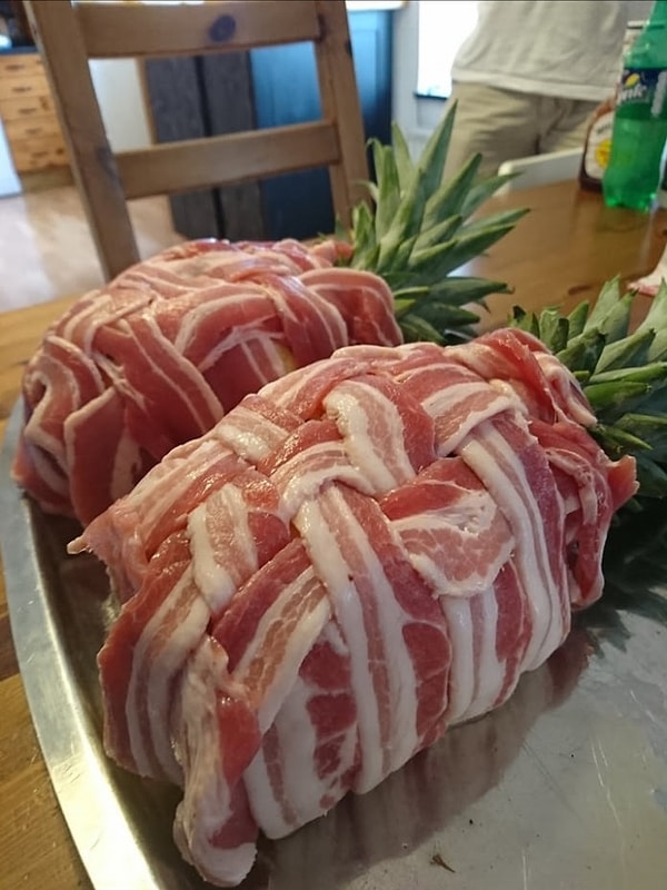 2. Это блюдо готовится из ананаса, фаршированного свининой и обернутого беконом