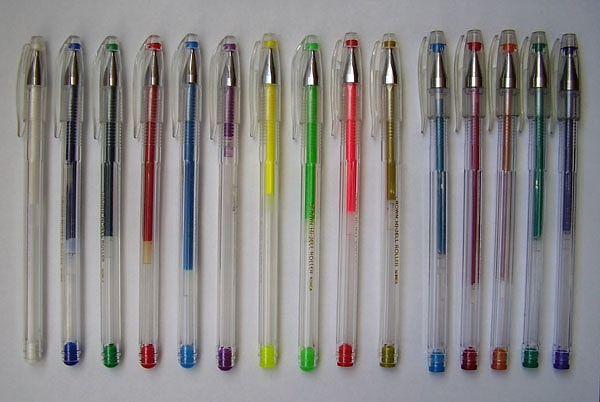 7. На смену "толстушкам" пришли "гельки" или гелевые ручки, которые были в огромном количестве у каждой отличницы...