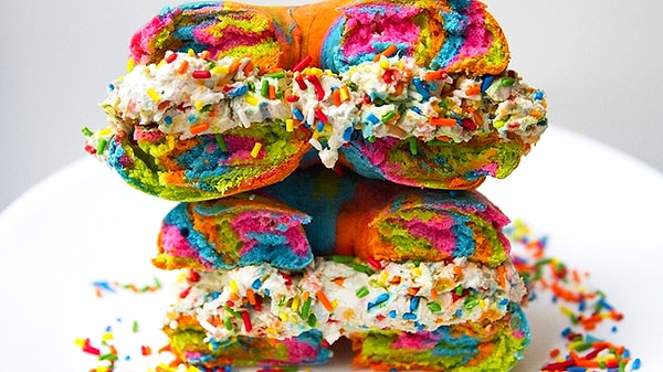 12. Еда, разукрашенная во все цвета радуги, считалась априори вкусной и модной.