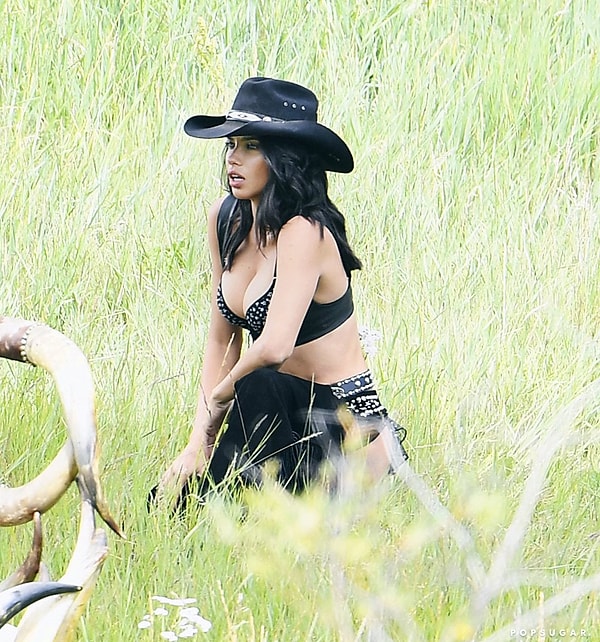 Адриана Лима, Кэндис Свейнпол и Алессандра Амбросио позировали в сексуальном женском белье, ковбойских шляпах и чапсах без "попы" для съемки предстоящей праздничной рекламы Victoria's Secret.