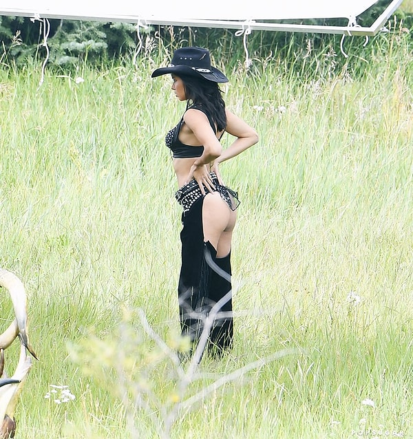 Красотки изо всех сил старались показать свои лучшие стороны перед камерой.