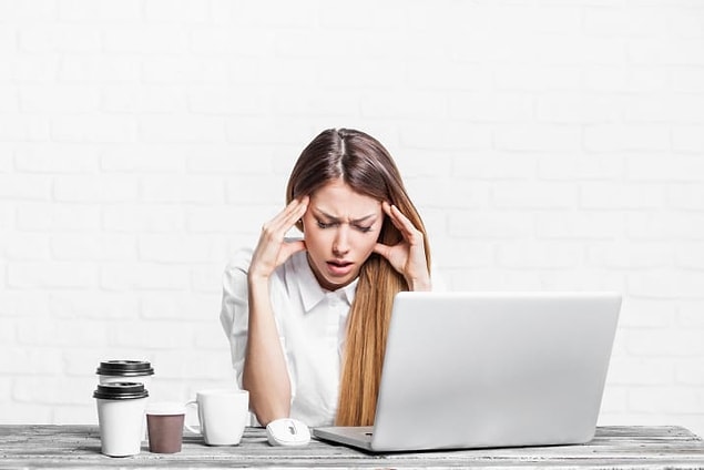 Başlıyorsunuz turbo hızıyla mailleri yazmaya. Sonrasında üslubunuzun biraz sert olduğunu fark ediyorsunuz. Hemen bir emoji, gülen surattır bir şey yapıştırıp yumuşatıyorsunuz tonunuzu.