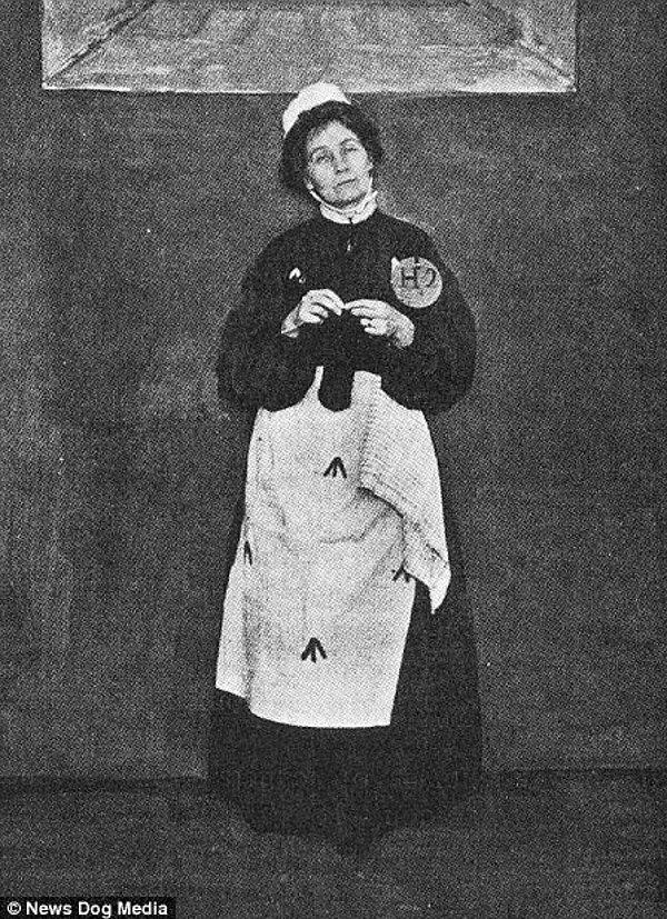 Ancak bu kuruluşun bir üyesi olan Emmeline Pankhurst, daha direkt ve militarist taktikler izlenmesi gerektiğini düşünüyordu.