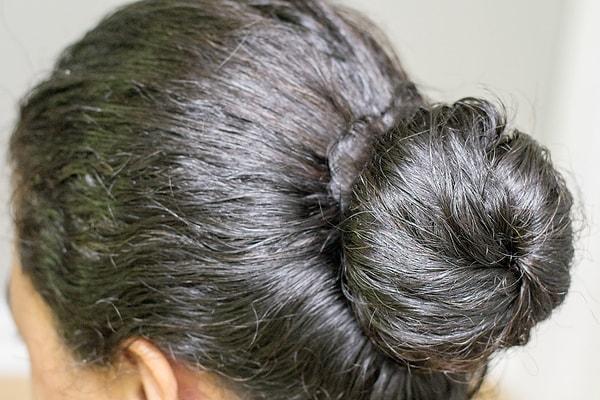 2. Saç deriniz için hindistan cevizi yağı kullanın.