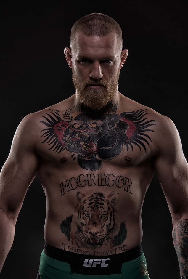 McGregor 15 yaşındayken ailesi Lucan kasabasında taşındı. Genç adam burada mahalledeki dövüş okuluna yazıldı ve kick boks ve jiu-jitsuyla ilgilenmeye başladı.