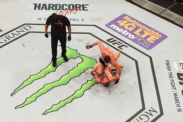 5 Aralık 2016 günü ise Nate Diaz ile karşı karşıya gelen McGregor rakibine havlu attırdı.