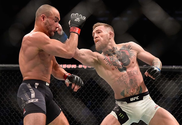 McGregor'un hafifsiklette ilk dövüşü Alvarez karşısında oldu. Rakip ikinci raundda nakavt olmuştu bile!