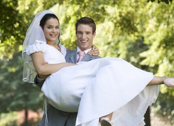 7. Почему славяне считали своим долгом вносить новоиспеченную жену в дом на руках?