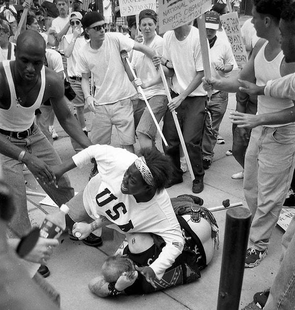 6. Ku Klux Klan'la bağlantısı olduğu düşünülen bir adamı öfkeli anti-klan protestocularından korumaya çalışan 18 yaşındaki Keshia Thomas, ABD, 1996.