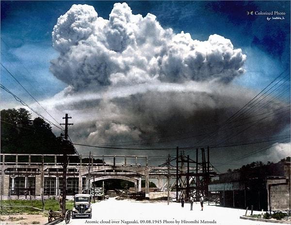 8. Bombanın atılmasından 15 dk sonra 15 km uzaklıktan çekilmiş Nagasaki üzerindeki atomik bulutun renklendirilmiş fotoğrafı, 9 Ağustos 1945.