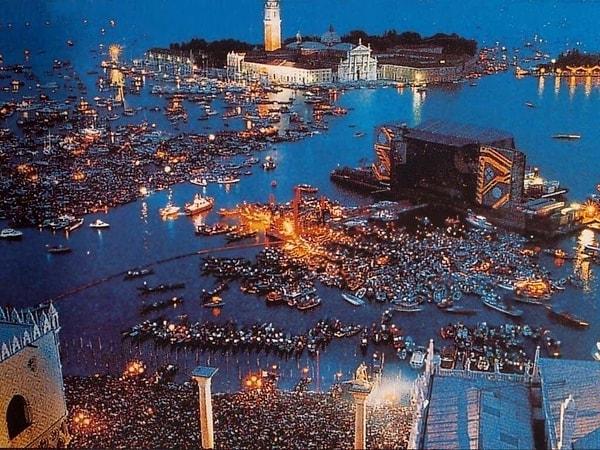 10. Venedik'te gerçekleşen bir Pink Floyd konseri, 15 Temmuz 1989.