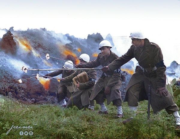13. Renklendirilmiş haliyle, büyük bir patlama gerçekleştiren Vesuvius Yanardağı'nın lavlarında ekmek kızartmaya çalışan ABD askerlerinin verdikleri poz, 18 Mart 1944.