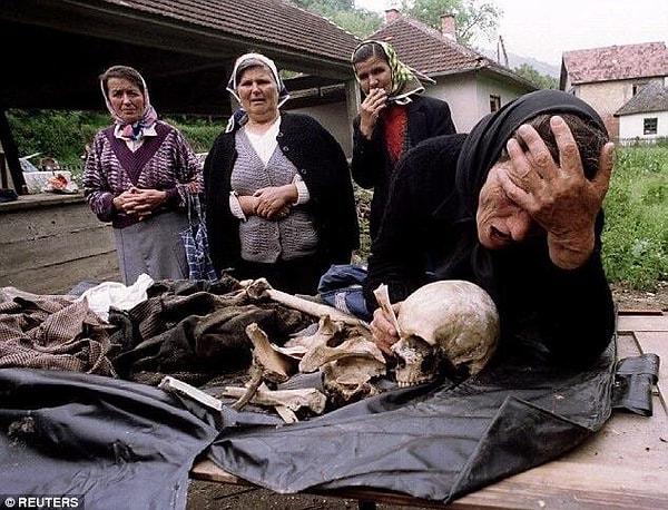 15. Bosnalı bir Sırp kadın, savaş sırasında hayatını kaybetmiş ve toplu mezara gömülmüş oğlunun kalıntıları üzerine yas tutarken, 1992.