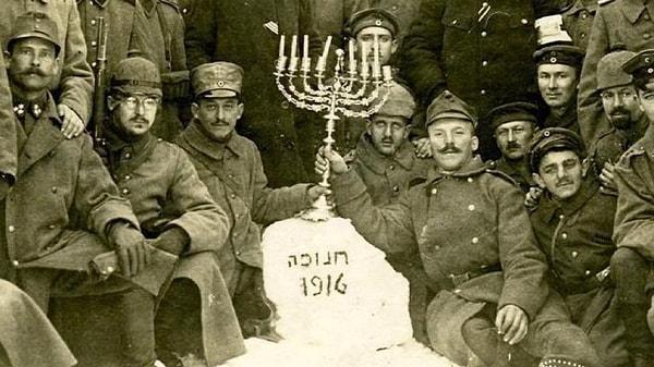 18. I. Dünya Savaşı sırasında Hanuka bayramlarını kutlayan Alman ordusundaki Yahudi askerler, 1916.