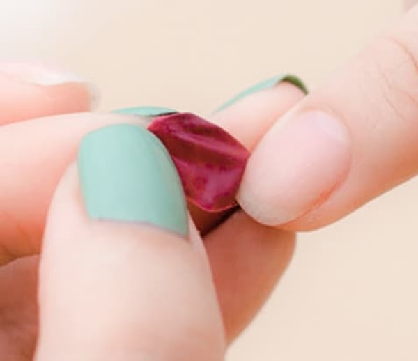 13. Но смыть лак средством всего за одно движение еще лучше!