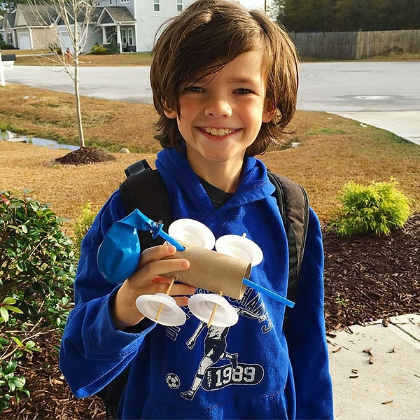 13. Машинка, которая движется с помощью воздуха из воздушного шара