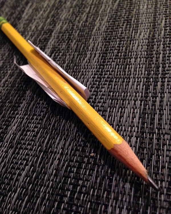 15. "Наша замечательная 3-летняя племяшка сделала так, чтобы карандаш не скатывался со стола"