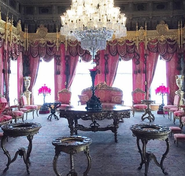 3. Запрещено так же фотографировать в Долмабахче – дворце османских султанов в Стамбуле.