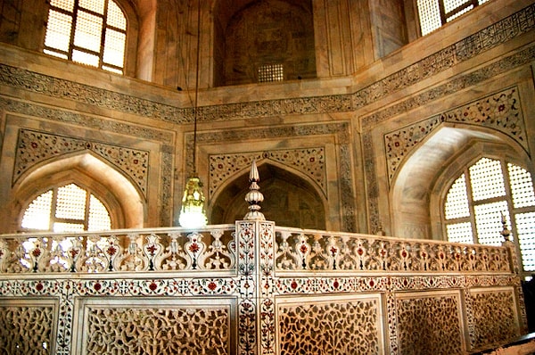 7. Хотите получить огромный денежный штраф или оказаться на месяц-другой в тюрьме? Тогда просто сфотографируйте Тадж-Махал внутри.