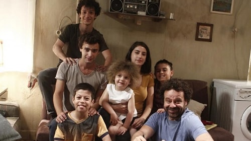 Türkçe dublajlı izleyen “Bizim Hikaye”dir, altyazılı izleyen “Shameless”.