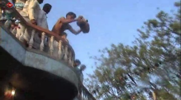 3. Мальчиков бросают с приличной высоты.