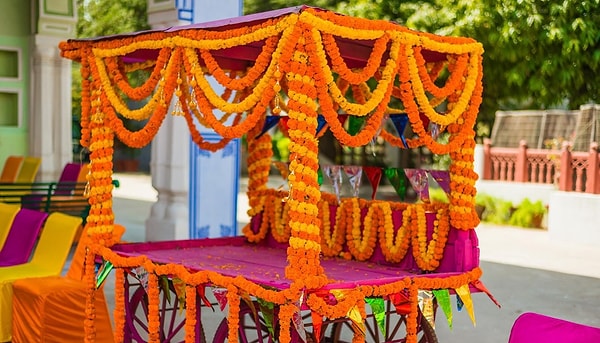 8. Индийские свадьбы украшаются множеством цветов бархатцев.