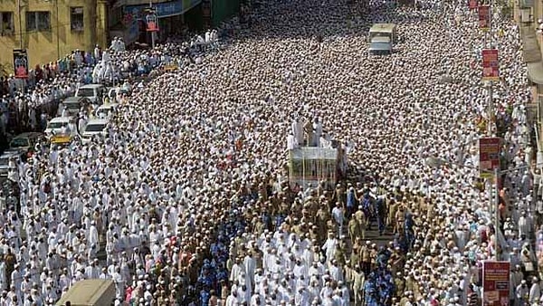 14. На похороны индийцы надевают белое.