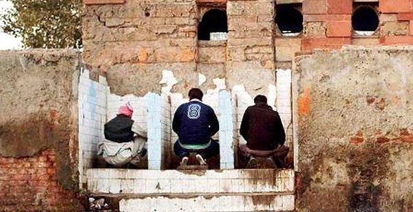 18. Индийцы в туалете используют левую руку.