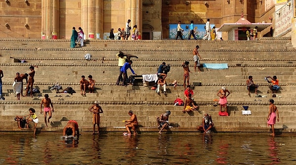 19. Индийцы верят: все, кто омылся в реке Ганг, будут очищены от грехов. Именно поэтому, пепел после сжигания покойников сбрасывается в реку.