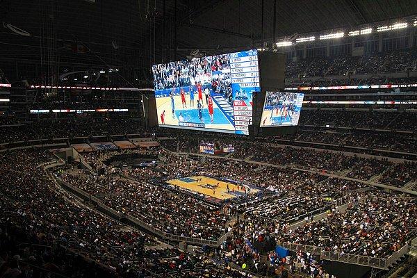 Tarihteki resmi en kalabalık basketbol maçı ise 2010 da Amerika'da oynandı.
