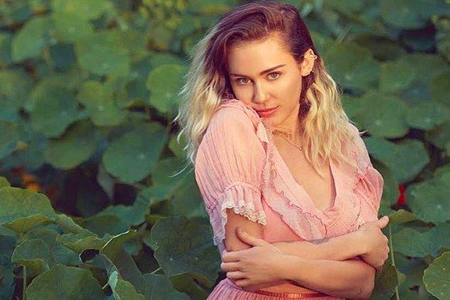 Son imajını bu şekilde çizen Miley Cyrus saçlarını neden boyatmadığı eleştirilerine karşın bu görüntüyü çok sevdiğini belirtmişti.