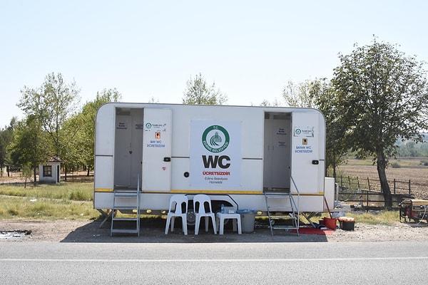 Edirne Belediyesi de kuyrukta bekleyenler için karavan tuvaletleri hizmete soktu.