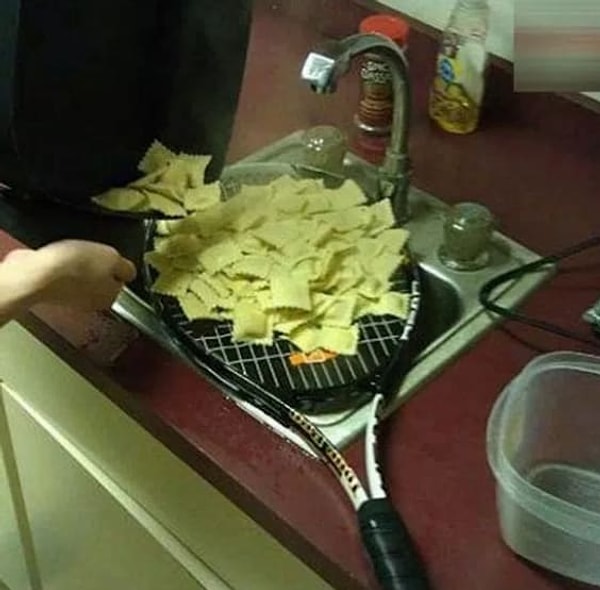 5. А вот как выкручиваются студенты, у которых нет дуршлага